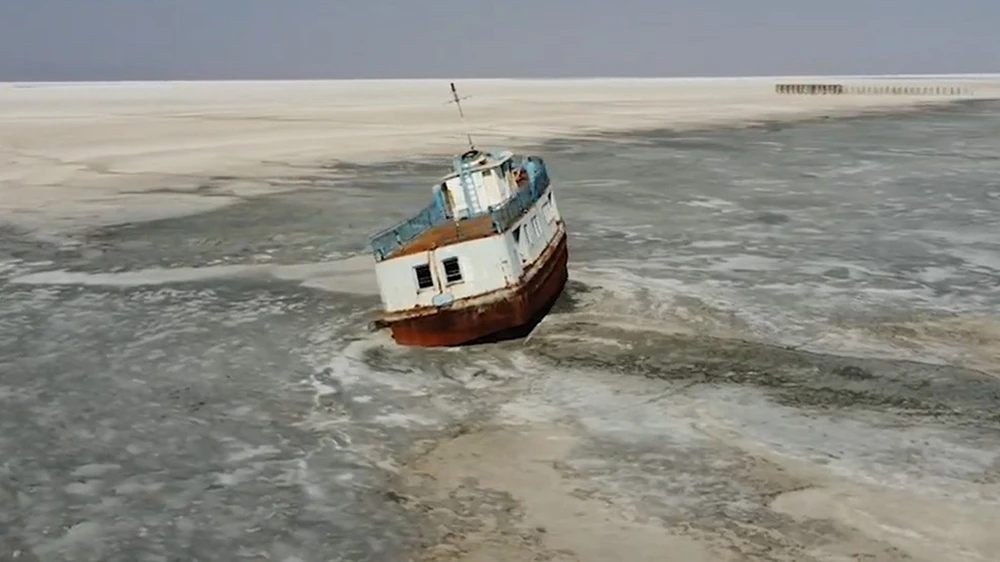 Xác tàu gỉ sét nằm giữa hồ Urmia (Iran) cạn trơ đáy