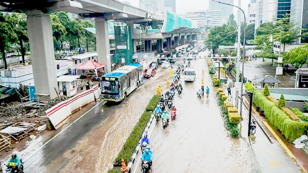Đường phố ở thủ đô Jakarta, Indonesia thường bị ngập