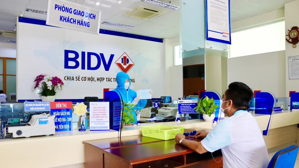 Khách hàng giao dịch tại Ngân hàng BIDV