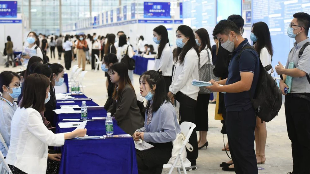 Sinh viên tốt nghiệp đại học tìm việc tại hội chợ việc làm ở Thâm Quyến, Trung Quốc