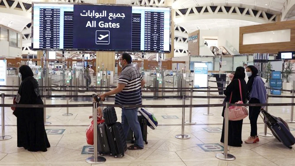 Hành khách tại một sân bay ở Saudi Arabia. Ảnh: Aljazeera