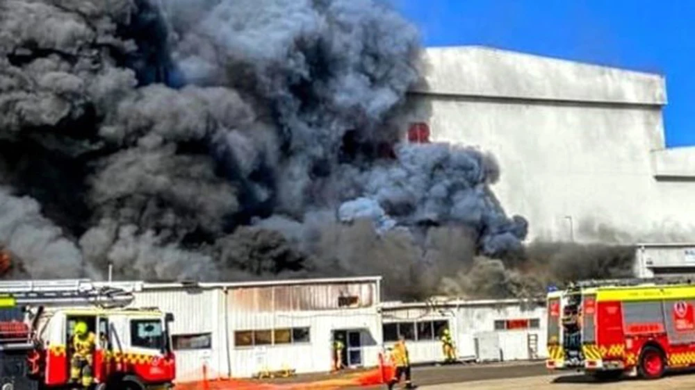 Lực lượng cứu hỏa nỗ lực dập tắt đám cháy. (Nguồn: dailytelegraph.com.au