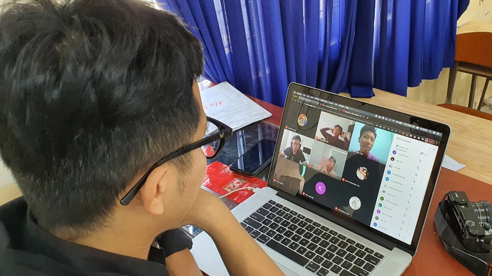 Buổi học trực tuyến của học sinh Trường THPT Nguyễn Du (quận 10) 