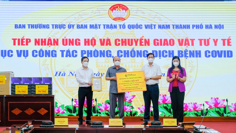 Đại diện T&T Group trao tặng 1 triệu bộ kit xét nghiệm PCR cho đại diện Sở Y tế thành phố Hà Nội và UB MTTQ Việt Nam thành phố Hà Nội
