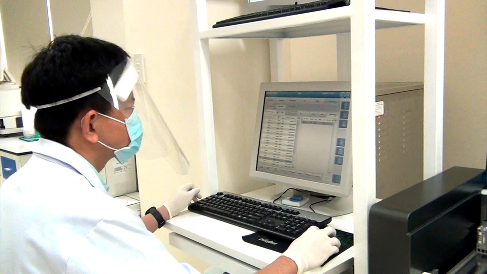 Nhân viên y tế Bệnh viện Chợ Rẫy thực hiện phân tích tìm kháng thể