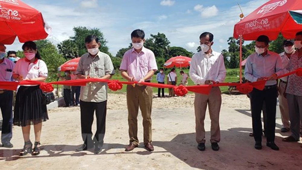 Đại diện lãnh đạo thành phố Kampot, Tổng lãnh sự quán Việt Nam tại tỉnh Preah Sihanouk cắt băng khánh thành công trình Cầu đường Hữu nghị. Ảnh: TTXVN