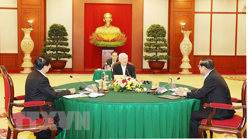 Tổng bí thư Nguyễn Phú Trọng, Tổng bí thư Đảng Nhân dân cách mạng Lào Thongloun Sisoulith và Chủ tịch Đảng Nhân dân Campuchia Hun Sen tại cuộc gặp. Ảnh: TTXVN