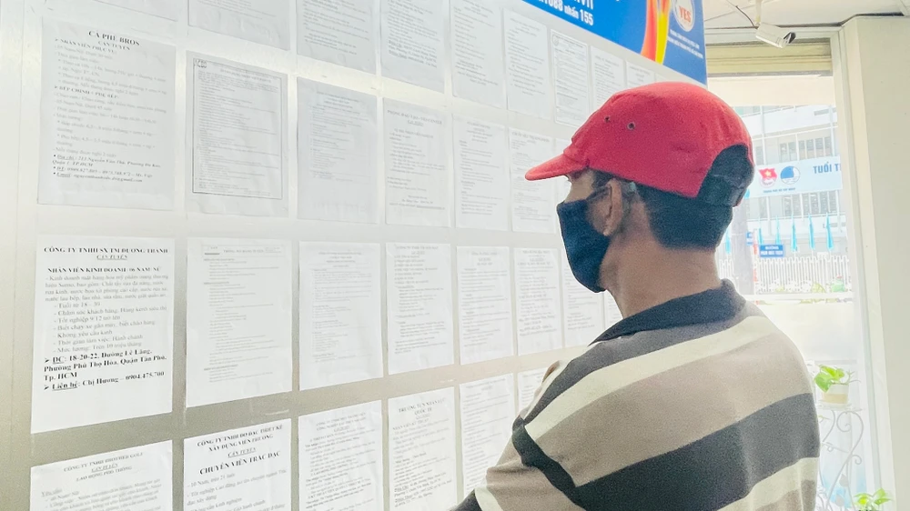 Người dân đến Trung tâm Dịch vụ việc làm thanh niên TPHCM  đăng ký tìm việc trong ngày 28-10. Ảnh: VĂN MINH