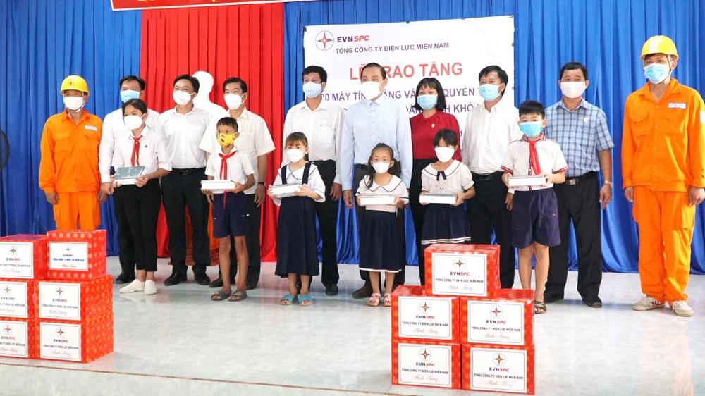 Trao tặng 20 máy tính bảng và 1.000 quyển tập cho các em học sinh có hoàn cảnh khó khăn tại xã Thạnh Tây, huyện Tân Biên