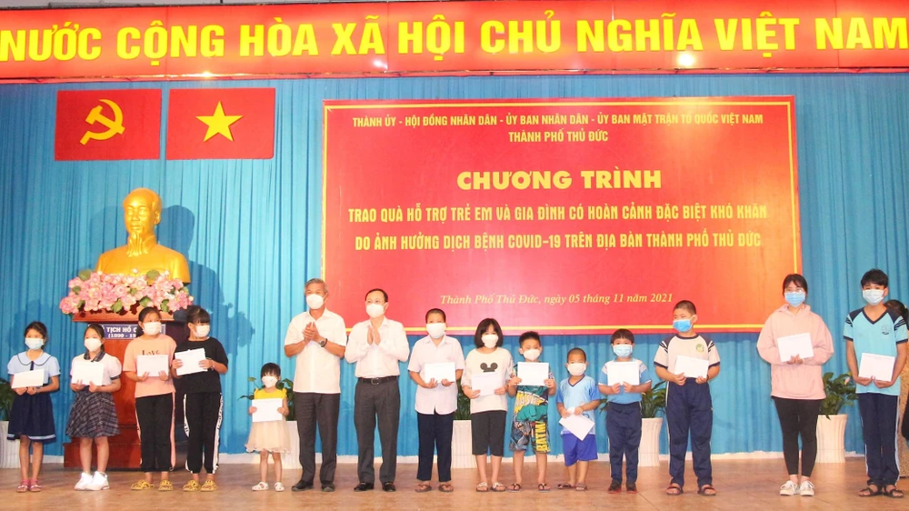 Bí thư Thành ủy TP Thủ Đức Nguyễn Văn Hiếu tặng quà, động viên các cháu mồ côi vì Covid-19. Ảnh: THU HƯỜNG