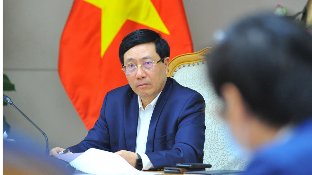 Phó Thủ tướng Thường trực Chính phủ Phạm Bình Minh chủ trì cuộc họp. Ảnh: TTXVN