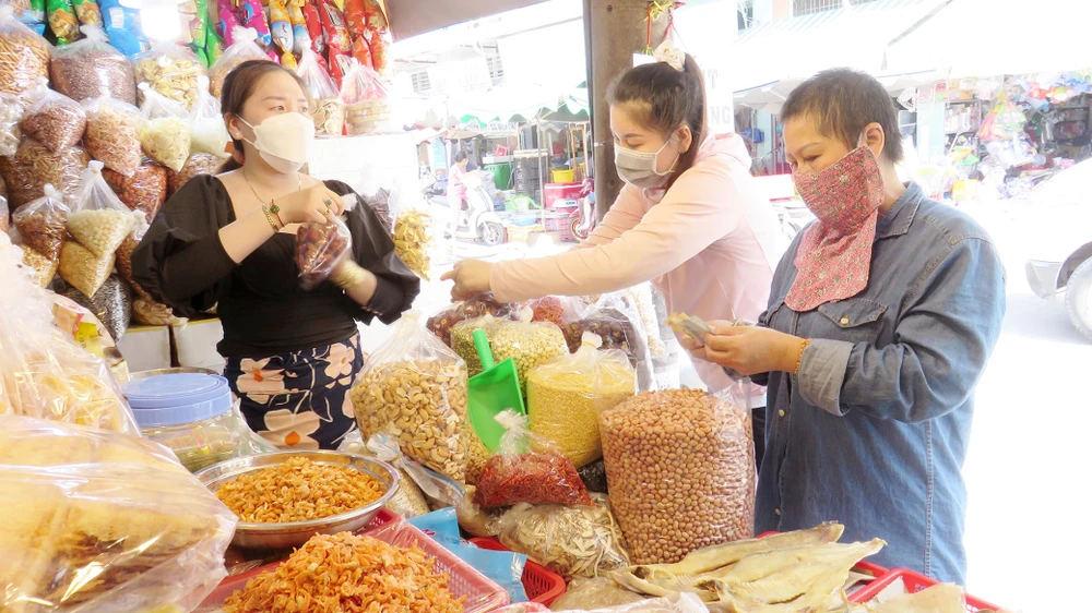 Tiểu thương tại chợ Phạm Văn Hai (quận Tân Bình) bám chợ buôn bán, phục hồi kinh tế