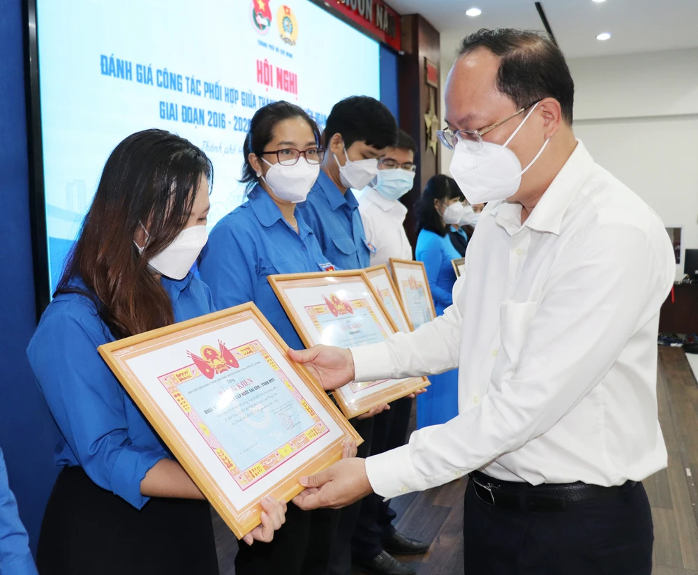 Đồng chí Nguyễn Hồ Hải trao bằng khen tặng các tập thể