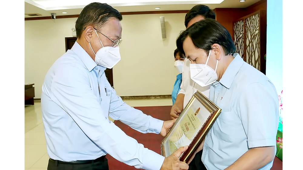 Đồng chí Nguyễn Hữu Hiệp trao bằng khen các cá nhân