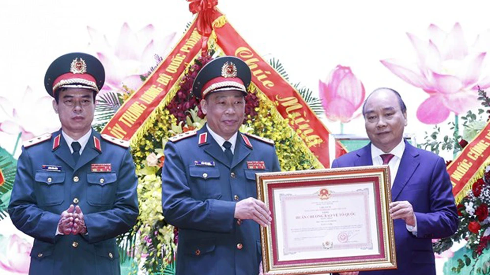 Chủ tịch nước Nguyễn Xuân Phúc trao Huân chương Bảo vệ Tổ quốc hạng Nhất cho Học viện Quốc phòng. Ảnh: TTXVN
