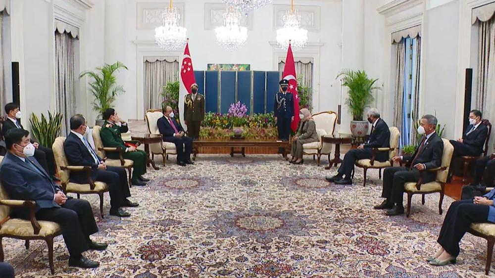 Chủ tịch nước Nguyễn Xuân Phúc và Tổng thống Singapore Halimah Yacob hội kiến. Ảnh: TTXVN