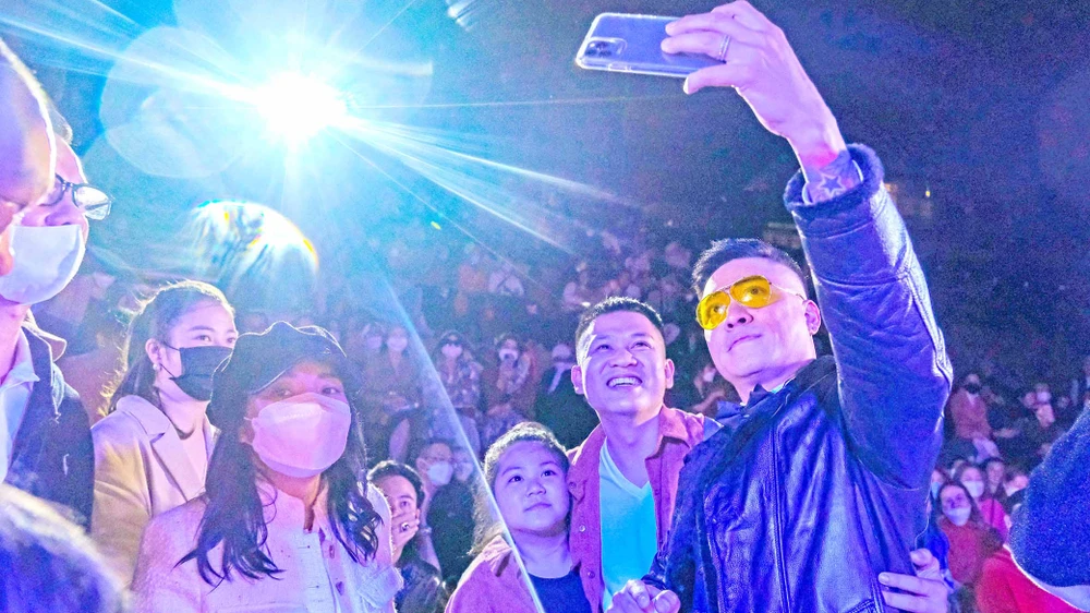 Ca sĩ Tuấn Hưng chụp ảnh cùng người hâm mộ khi biểu diễn tại TP Đà Lạt