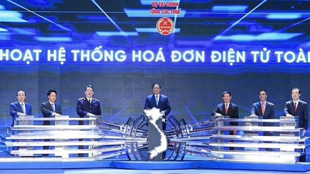 Thủ tướng Chính phủ Phạm Minh Chính và các Bộ Tài Chính, Tổng cục thuế thực hiện nghi thức kích hoạt hệ thống hóa đơn điện tử toàn quốc