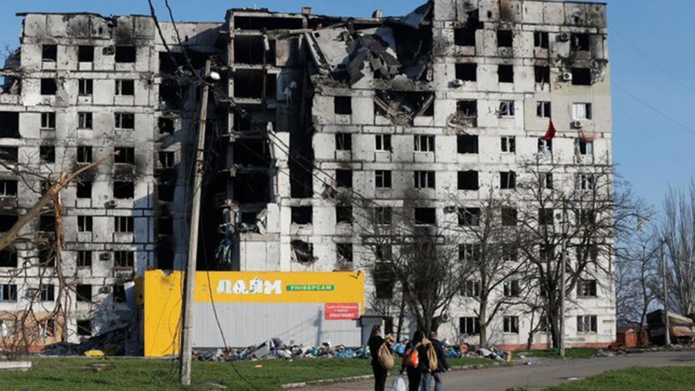 Một tòa nhà ở Mariupol bị hư hại. Ảnh: Reuters