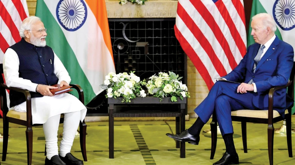 Tổng thống Mỹ Joe Biden (phải) gặp Thủ tướng Ấn Độ Narendra Modi trong khuôn khổ Hội nghị thượng đỉnh Nhóm bộ tứ (QUAD) ngày 24-5 tại Tokyo