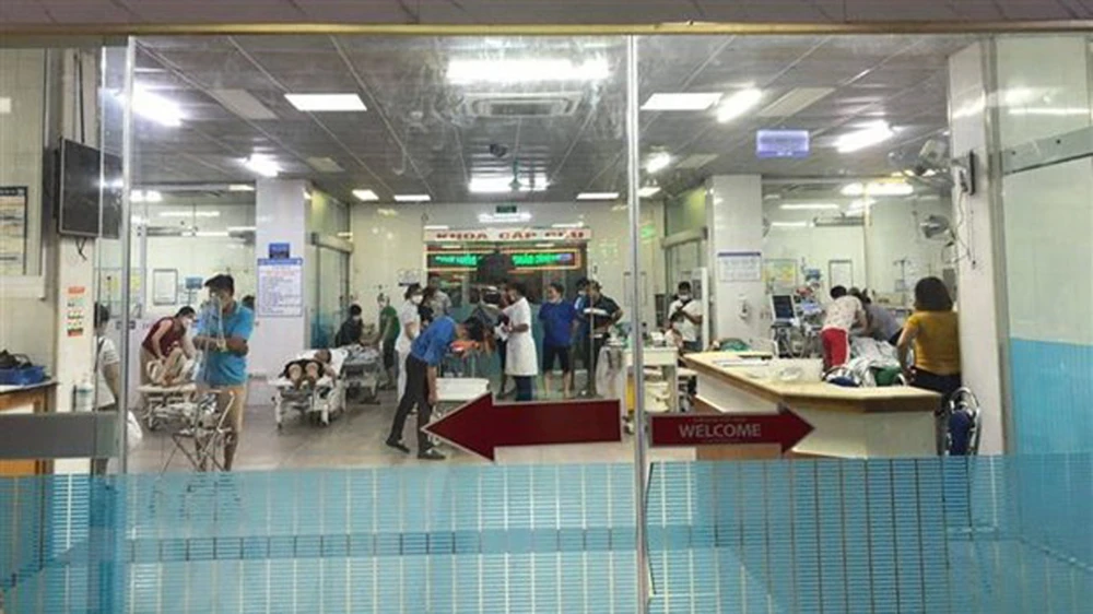 Các bác sĩ Bệnh viện Đa khoa Phú Thọ khẩn trương cấp cứu nạn nhân trong vụ ngạt khí