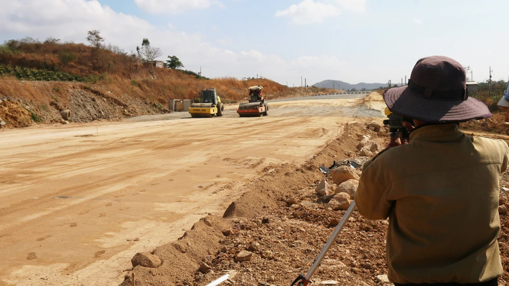 Thi công dự án cao tốc Bắc - Nam phía Đông đoạn qua tỉnh Bình Thuận. Ảnh: NGUYỄN TIẾN