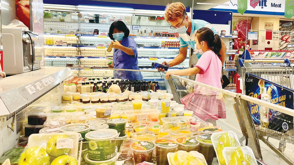 Người tiêu dùng chọn mua hàng hóa tại một siêu thị ở TPHCM, chiều 2-8. Ảnh: THI HỒNG