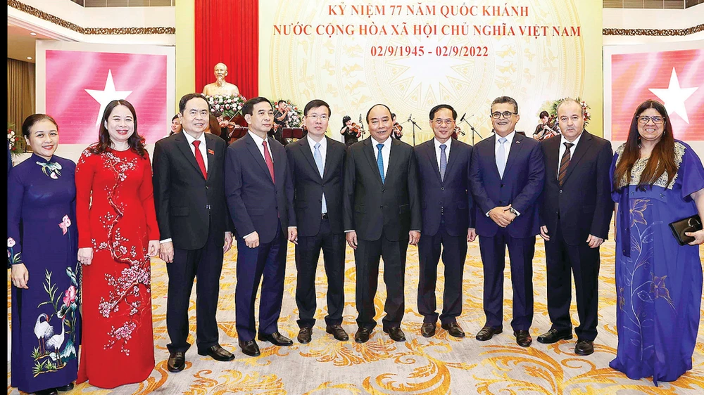 Chủ tịch nước Nguyễn Xuân Phúc với các đại biểu dự lễ kỷ niệm
