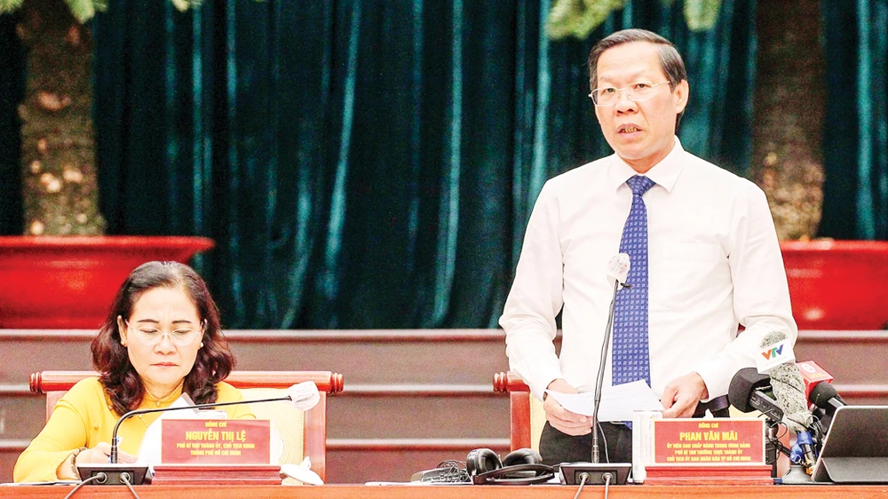 Chủ tịch UBND TPHCM Phan Văn Mãi phát biểu tại hội nghị. Ảnh: HOÀNG HÙNG