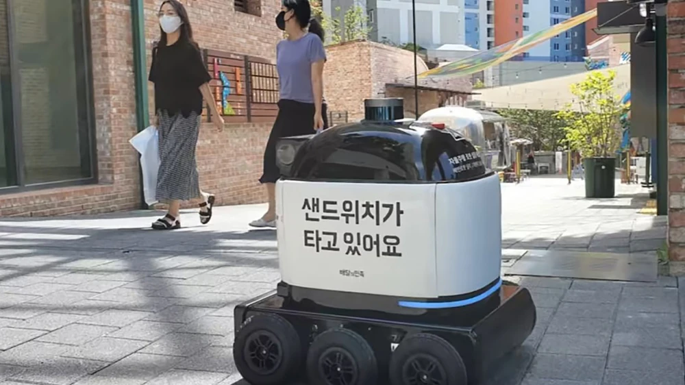 Robot giao hàng Dilly Drive của Woowa Brothers, nhà điều hành ứng dụng giao đồ ăn lớn nhất của Hàn Quốc. Ảnh: NIKKEI ASIA