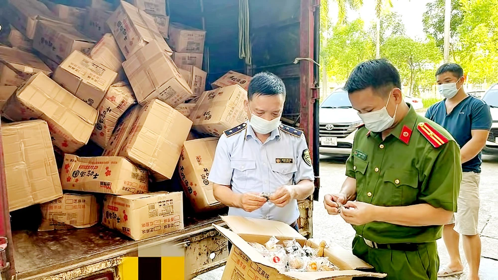 Lực lượng chức năng lập biên bản xử lý một xe tải vận chuyển bánh trung thu nhập lậu tại Bắc Giang