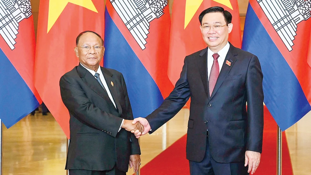 Chủ tịch Quốc hội Vương Đình Huệ và Chủ tịch Quốc hội Vương quốc Campuchia Samdech Heng Samrin.Ảnh: VIẾT CHUNG
