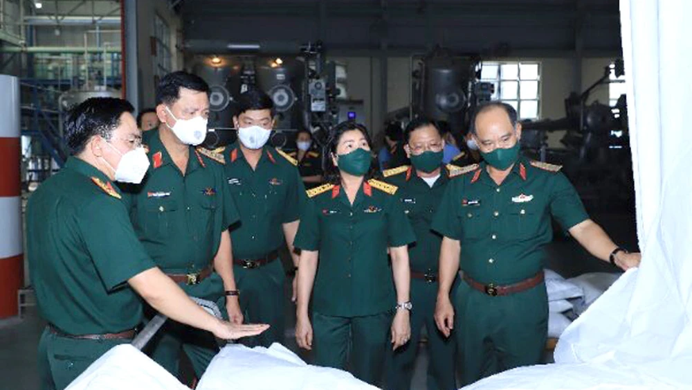 Lãnh đạo Bộ Tư lệnh Quân khu 7 thăm Công ty CP Dệt may 7 (thuộc Công ty Đông Hải)