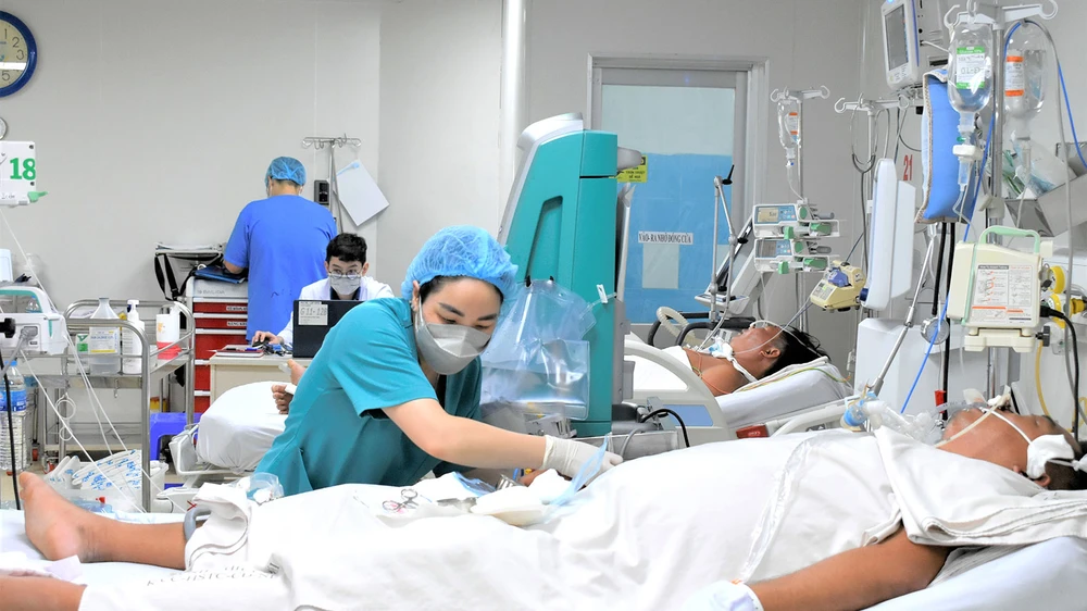 Điều dưỡng Bệnh viện Bệnh nhiệt đới TPHCM chăm sóc người bệnh 
