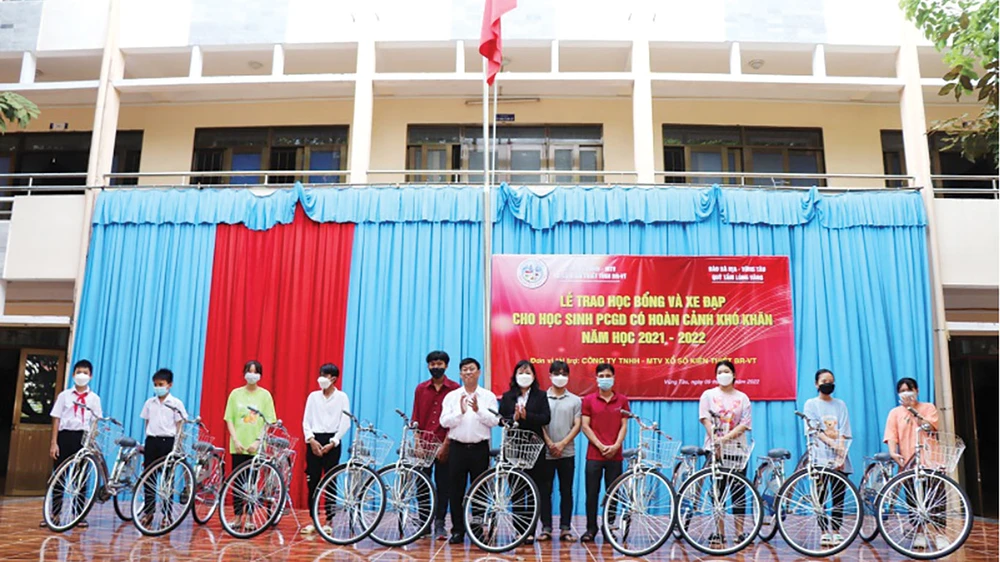 Đại diện Ban Giám đốc Công ty TNHH MTV Xổ số kiến thiết tỉnh Bà Rịa - Vũng Tàu trao tặng xe đạp tới HS phổ cập có hoàn cảnh khó khăn