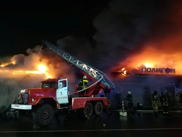 Lực lượng cứu hỏa tìm cách khống chế đám cháy ở thành phố Kostroma của Nga ngày 5-11. Ảnh: REUTERS
