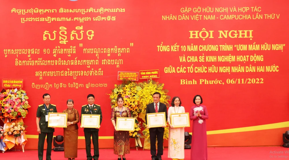 Các tập thể, cá nhân có nhiều đóng góp tích cực trong công tác “Ươm mầm Hữu nghị” giai đoạn 2012-2022 nhận bằng khen của Trung ương Hội Hữu nghị Việt Nam - Campuchia. Ảnh: TTXVN