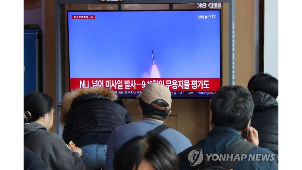 Người dân Hàn Quốc theo dõi thông tin Triều Tiên phóng tên lửa trên tivi tại ga Seoul, Hàn Quốc ngày 3-11-2022. Ảnh: YONHAP