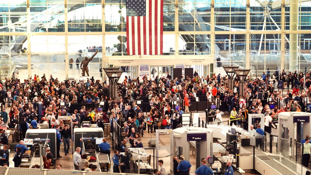 Hành khách đổ về sân bay quốc tế Denver, bang Colorado (Mỹ) ngày 22-11-2022