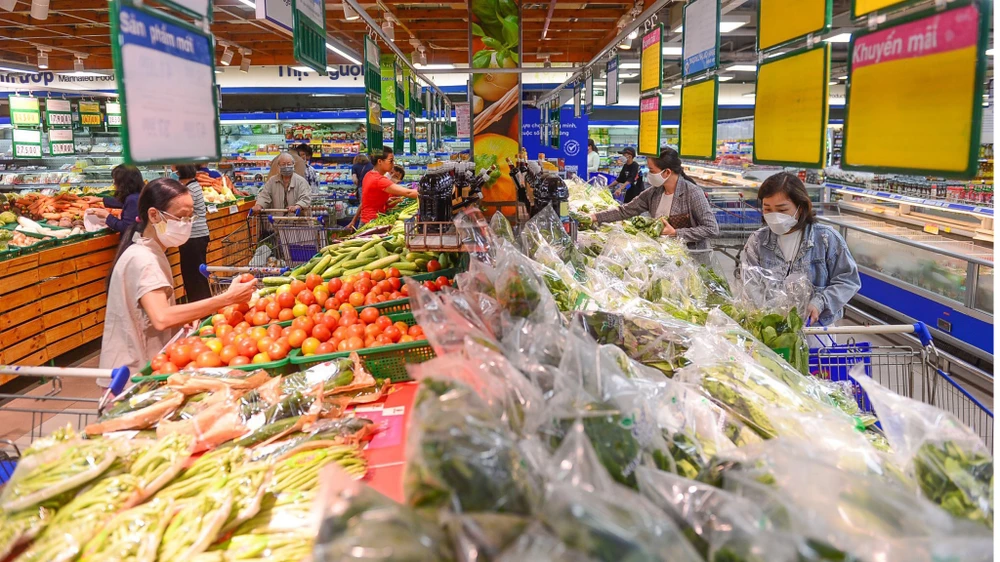 Người tiêu dùng chọn mua hàng tại một siêu thị