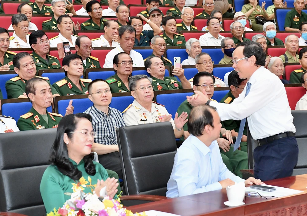 Bí thư Thành ủy TPHCM Nguyễn Văn Nên tại buổi gặp mặt cán bộ quân đội cao cấp nghỉ hưu. Ảnh: VIỆT DŨNG
