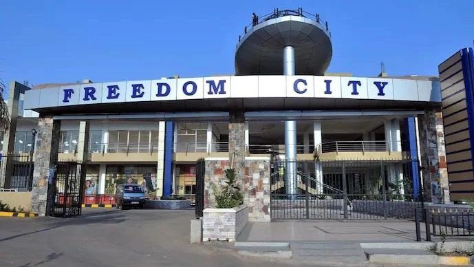 Bên ngoài siêu thị Freedom City, ở Uganda, nơi xảy ra vụ giẫm đạp ngày 1-1. Ảnh: Freedom City 
