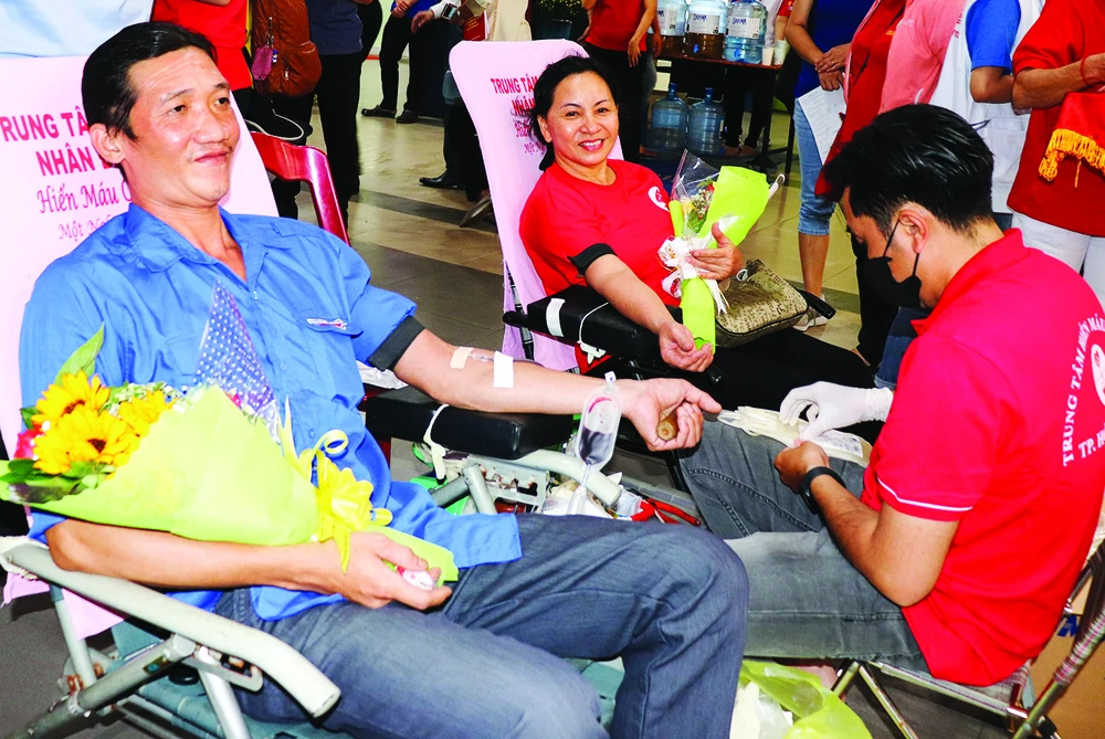 Đông đảo người dân tham gia hiến máu vào ngày 4-1