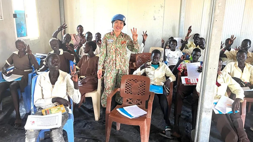 Giờ lên lớp của cô giáo Liên với các học sinh cấp 3 ở Abyei