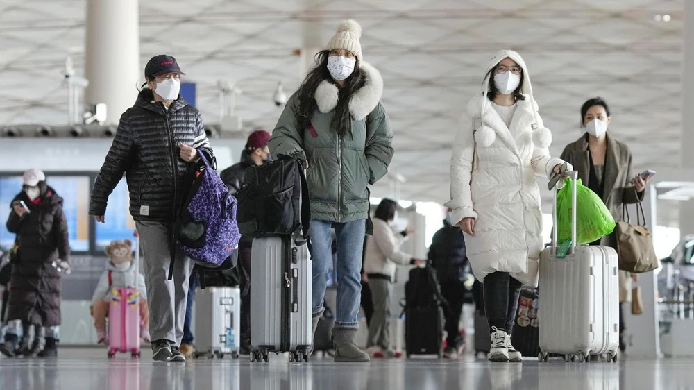 Hành khách tại sân bay quốc tế Thủ đô Bắc Kinh (Trung Quốc) ngày 27-12-2022