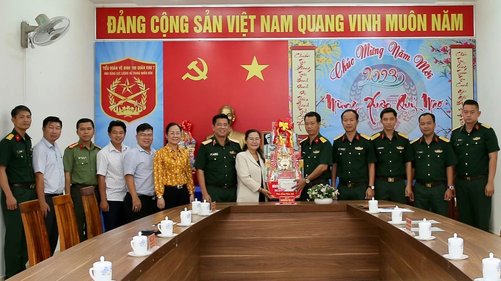 Đồng chí Nguyễn Thị Lệ thăm và chúc tết Tiểu đoàn Vệ binh 180, Quân khu 7. Ảnh: DŨNG PHƯƠNG