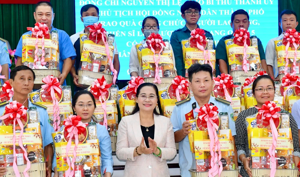 Chủ tịch HĐND TPHCM Nguyễn Thị Lệ tặng quà cho công chức, người lao động quận 5. Ảnh: VIỆT DŨNG