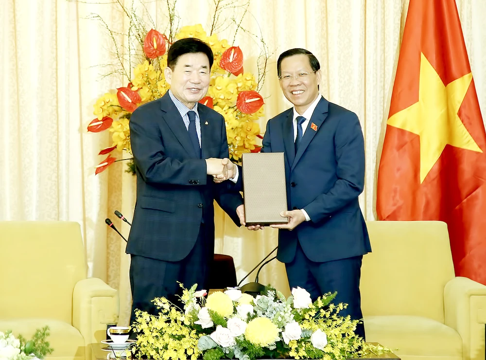 Chủ tịch UBND TPHCM Phan Văn Mãi tiếp Chủ tịch Quốc hội Hàn Quốc Kim Jin Pyo thăm TPHCM