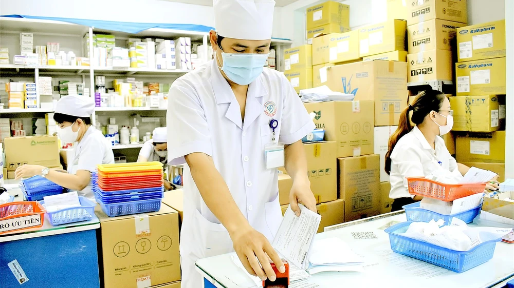 Thiết bị, vật tư y tế, thuốc điều trị được Bệnh viện quận Bình Thạnh (TPHCM) chuẩn bị chu đáo. Ảnh: QUANG HUY