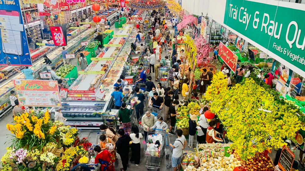 Dòng người mua sắm đông nghẹt tại MM Mega Market An Phú, TP Thủ Đức ngày 19-1